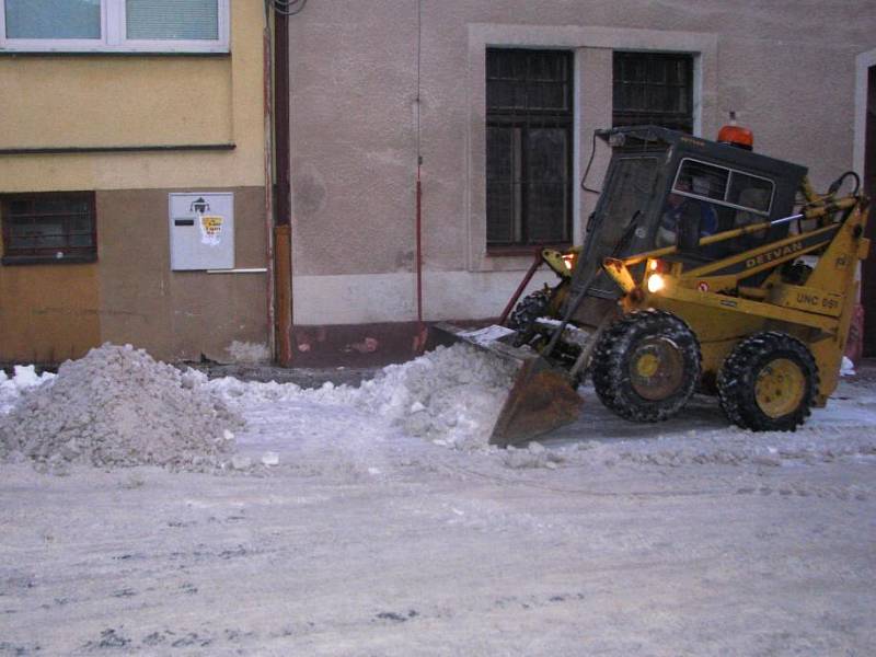 Se sněhem pomáhala těžká technika