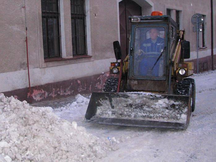 Se sněhem pomáhala těžká technika