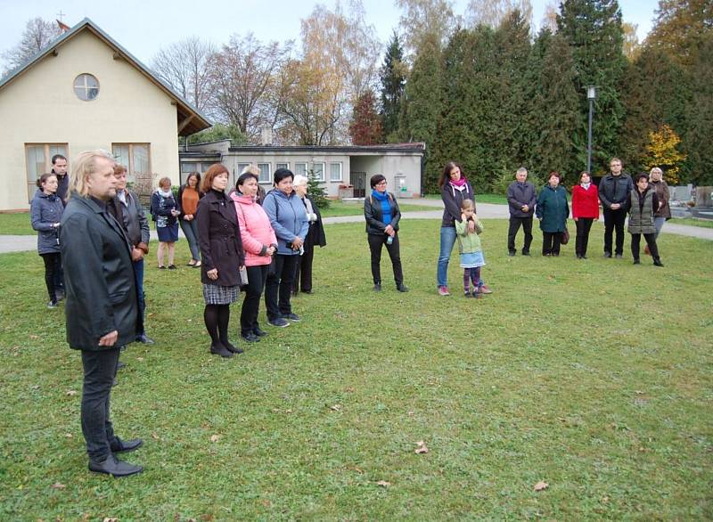 Ze slavnostního odhalení keramického památníku na novém hřbitově v Dolních Kralovicích.