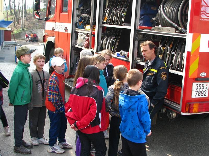 Školáci ze 4. a 5. tříd ZŠ Dukelská se zdokonalovali v jízdě na kole a nabírali vědomosti při besedě s hasiči.
