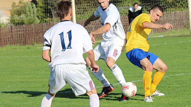 Jakub Trpišovský (ve žlutém) rozhodl dvěma góly o vítězství Poříčí v Tuchlovicích.  