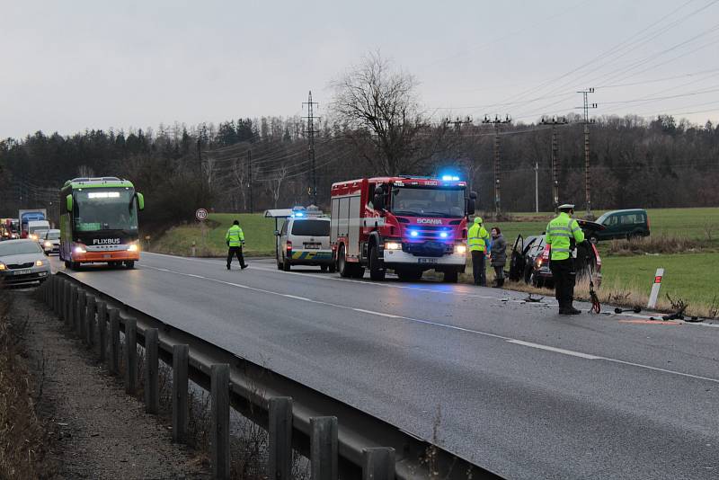 Dopravní nehoda na silnici E55 u Benešova.