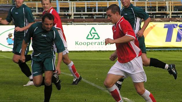 Martin Turek (u míče) vstřelil obě branky Benešova