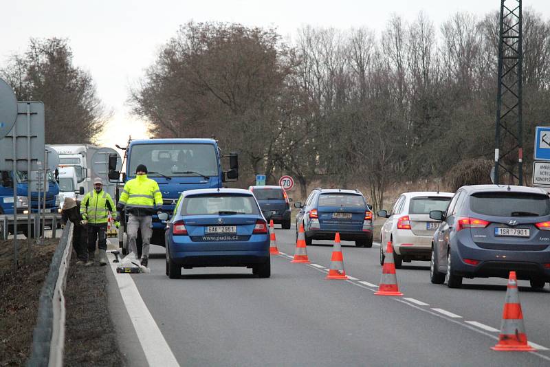 Práce na silnici I/3 u Benešova. ŘSD tam zadalo geologický průzkum kvůli zahloubení podél Konopiště. Půlka silnice stála, provoz z ní se přesunul do ulic Benešova.