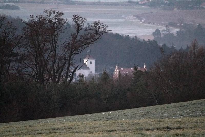 Deváté prosincové ráno 2021 na Benešovsku - pohled na Týnec nad Sázavou a kostel sv. Šimona a Judy.