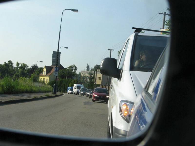 Značení silnice v ranní špičce? Dopravní kolaps