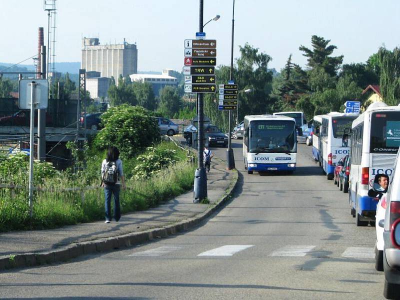 Značení silnice v ranní špičce? Dopravní kolaps v Hodějovského ulici