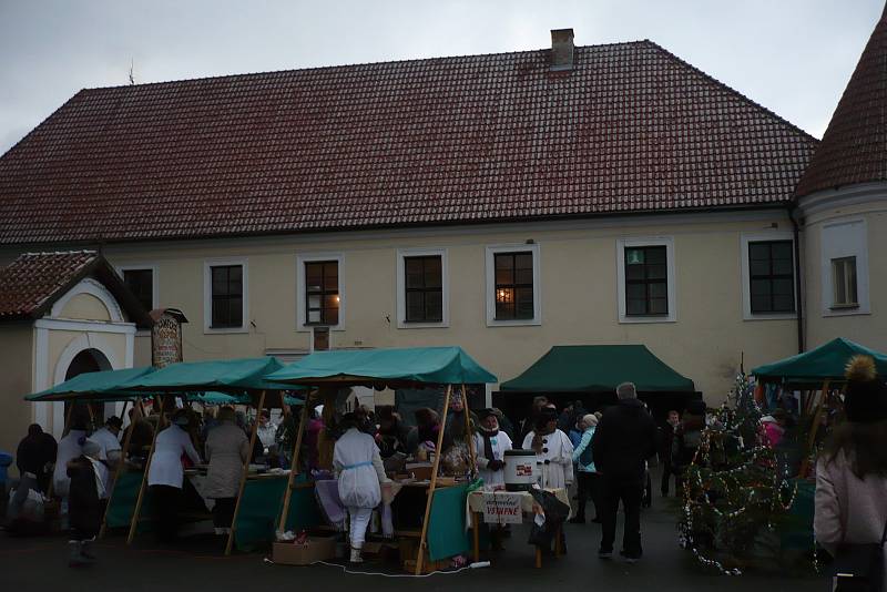 Dva nezbední čerti, přemilí anděl a důstojný Mikuláš zahájili advent také pod Blaníkem.