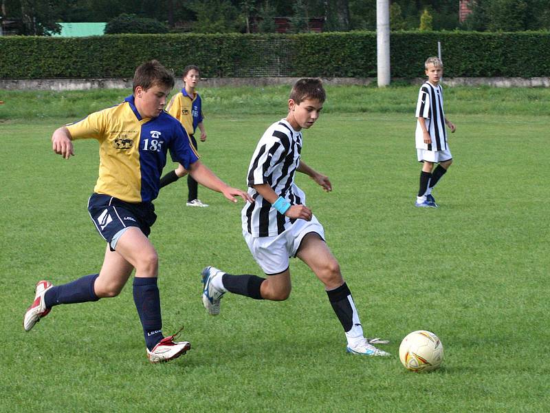 Starší žáci Nespek v domácím prostředí nestačili na Uhlířské Janovice. Na snímku  hostující Krištof Zadražil (vpravo) překřižoval útočně naladěného domácího Michala Tutokiho