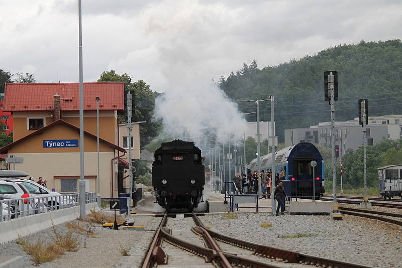 První letošní nostalgický parní vlak při zpáteční cestě zastavil také v Týnci nad Sázavou.