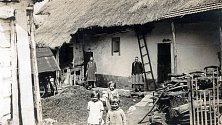 Staré Matouškovo stavení v Petroupimi. V popředí děti Marie, Božena a Josef Matouškovi. Kolem roku 1930.