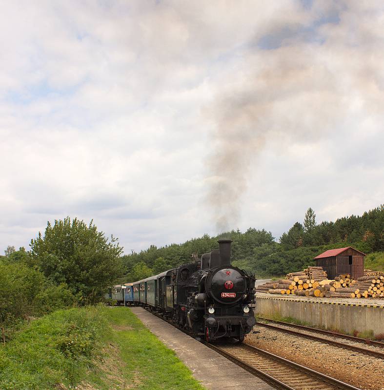 Nostalgický vlak na trati Posázavského Pacifiku.