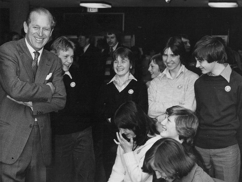 Princ Philip s mladými lidmi z jeho nadace.