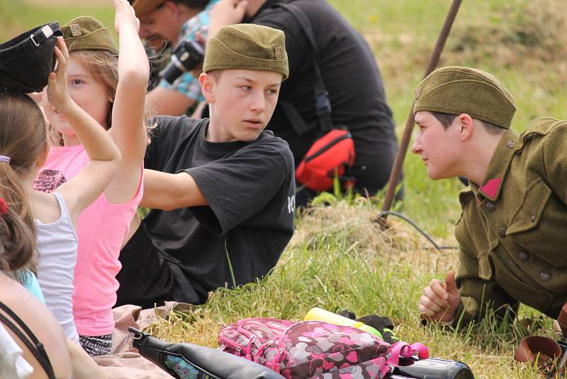 Vojenské technické muzeum se opět po roce velkolepě otevřelo veřejnosti. Dvacátou druhou sezonu zahájil průlet letounů i ukázka bitvy u Zborova.