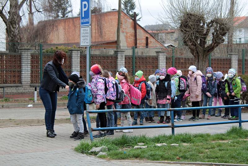 Z odchodu dětí ze Základní školy Jiráskova v Benešově první den po skončení nouzového stavu.