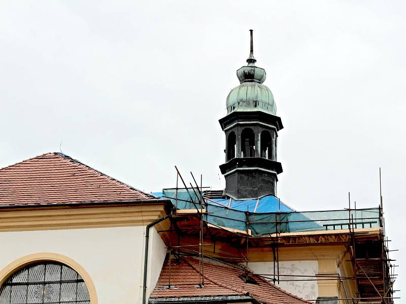 Z vyjmutí obsahu makovice na věži kostela sv. Anny v Benešově.