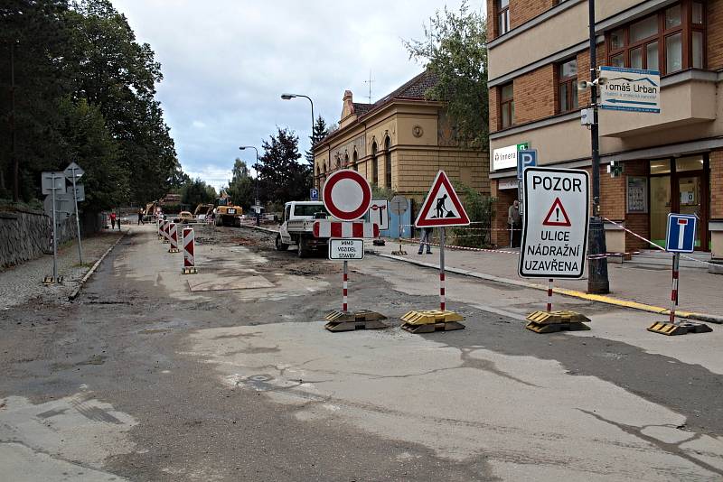 Stavba okružní křižovatky mezi Nádražní a Tyršovou ulicí v Benešově.