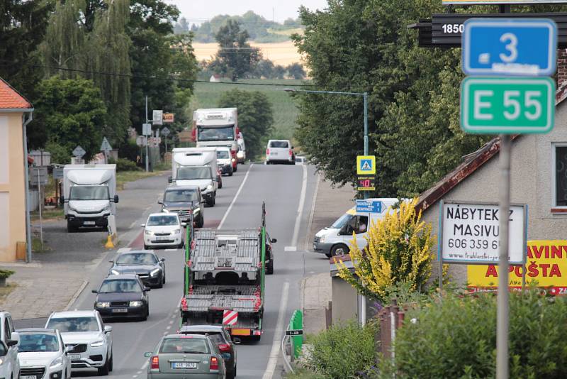 Protesty v Olbramovicích kvůli oddalování stavby obchvatu.