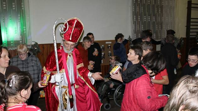 Mikulášská besídka potěšila zdravé i mentálně postižené návštěvníky.