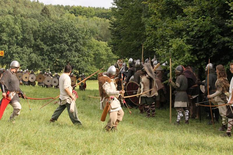 Bojovníci přesvědčivě odehráli historické bitvy, ale také na bitevním poli improvizovali.