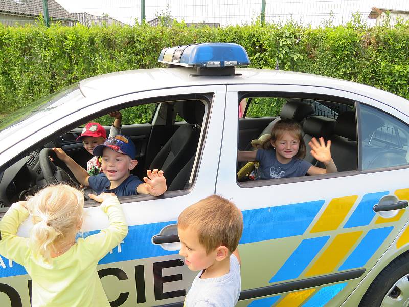 Do mračské mateřinky MiniSvět zavítali policisté.