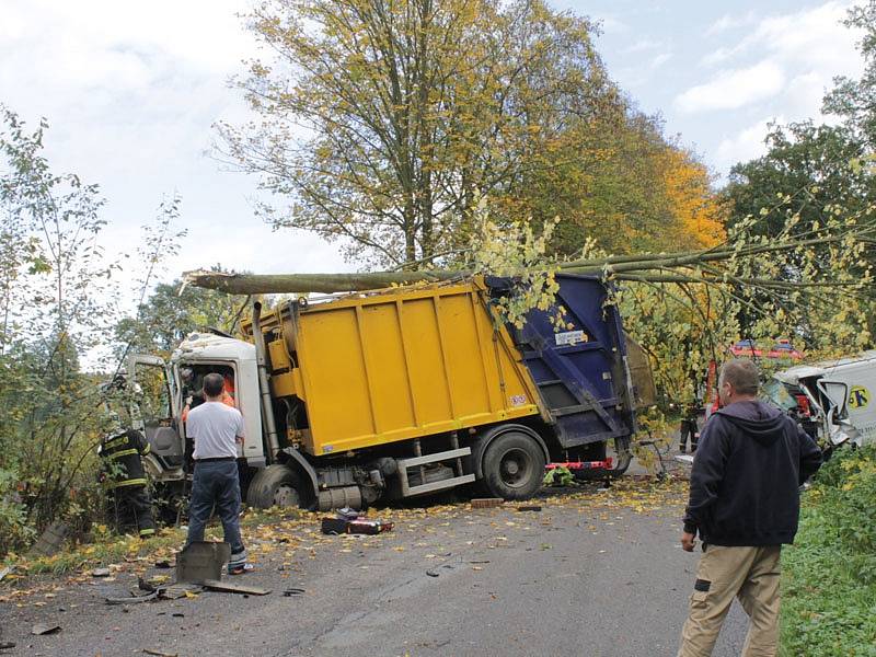 Střet dodávky benešovských technických služeb s týneckým popelářským vozem se odehrál v zatáčce pod Vatěkovem dvacet minut po úterním poledni.