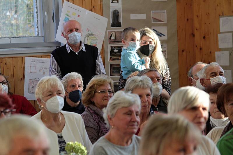 Projektový měsíc v Základní škole v Chotýšanech na téma první Československá republika vyvrcholil prezentací žáků před rodiči a prarodiči.