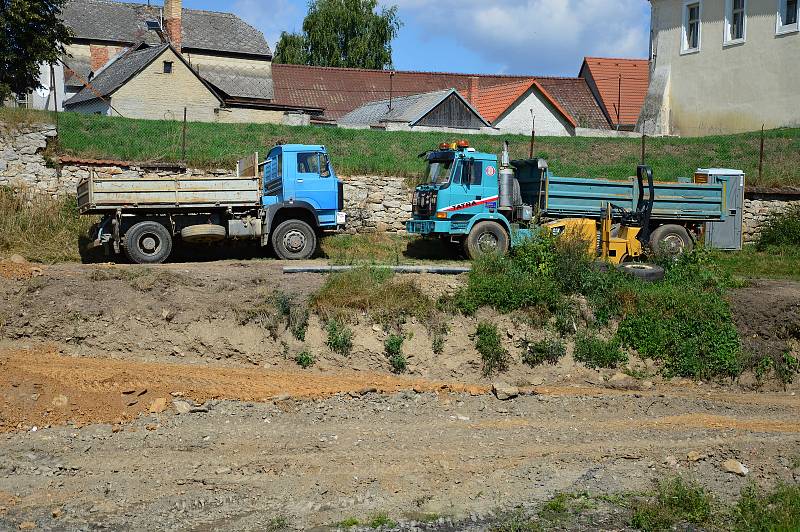 Rekonstrukce Pivovarského rybníka jde do finále, i když stavební povolení má akce až do května příštího roku. Snímek zachycuje situaci 3. září 2021.