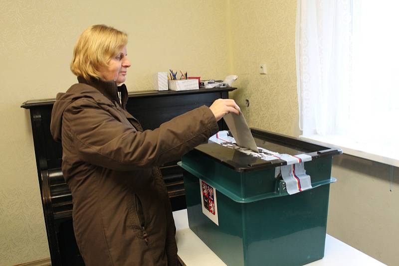 První den prezidentských voleb ve Mstěticích.