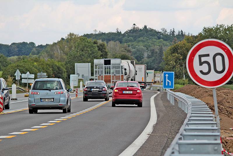 Z výstavby okružní křižovatky na Červených Vršcích v Benešově.