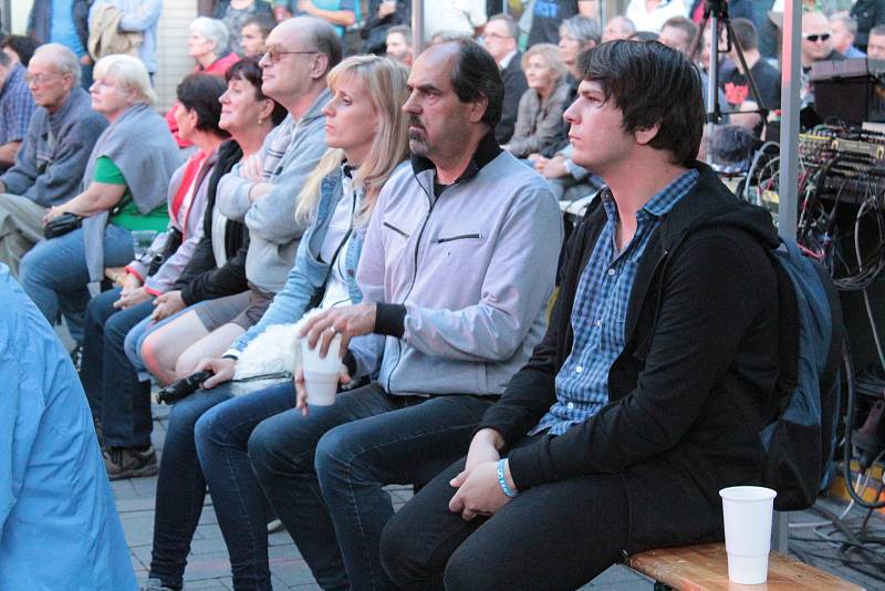 Vystoupení kapely Czech Floyd na Masarykově náměstí v Benešově 21. srpna 2019.