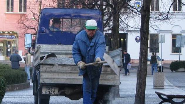 Technické služby Benešov sypou zámkovou dlažbu na Masarykově náměstí kamennou drtí