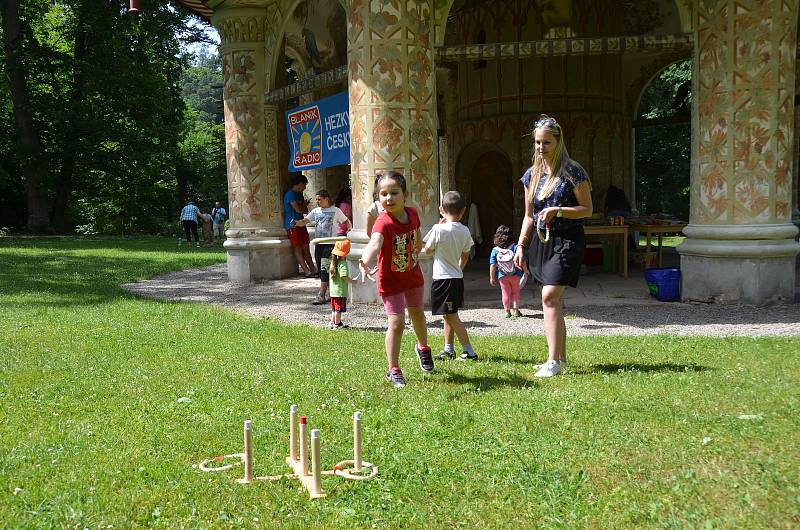 Děti si u Čínského pavilonu vyzkoušely nejen lanovou dráhu, ale také různé soutěžní disciplíny či netradiční bubny.