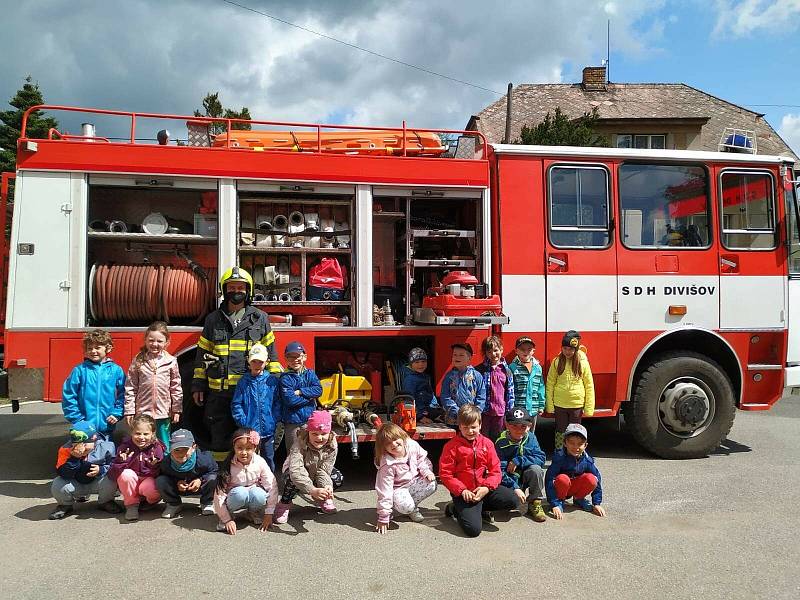 Sovičky z Mateřské školy Divišov a jejich Den dětí, Den matek a návštěva hasičů a záchranářů.