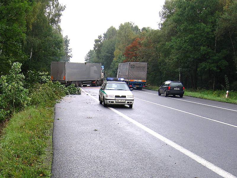 Pohled. který se naskytl řidiči rakouského kamionu. Vlevo stopa od kol