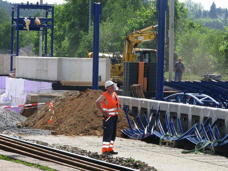 Výstavba čerčanského vlakového nádraží pokračuje