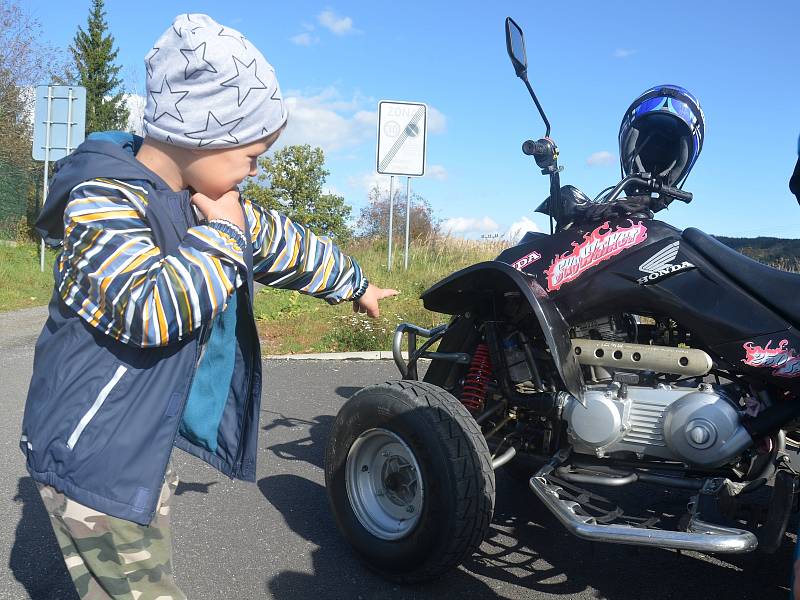 Děti z mateřinky MiniSvět v Mrači se učily jezdit na čtyřkolce.