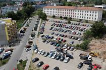 Záchytných parkovišť je v Benešově poměrně dost. Některá ale kvůli plánované výstavbě zmizí. Dříve či později to čeká i parkoviště v někdejších Pražských kasárnách (na snímku). Přibude ale například parkovací dům u nádraží.