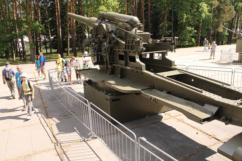 Vojenské technické muzeum se opět po roce velkolepě otevřelo veřejnosti. Dvacátou druhou sezonu zahájil průlet letounů i ukázka bitvy u Zborova.