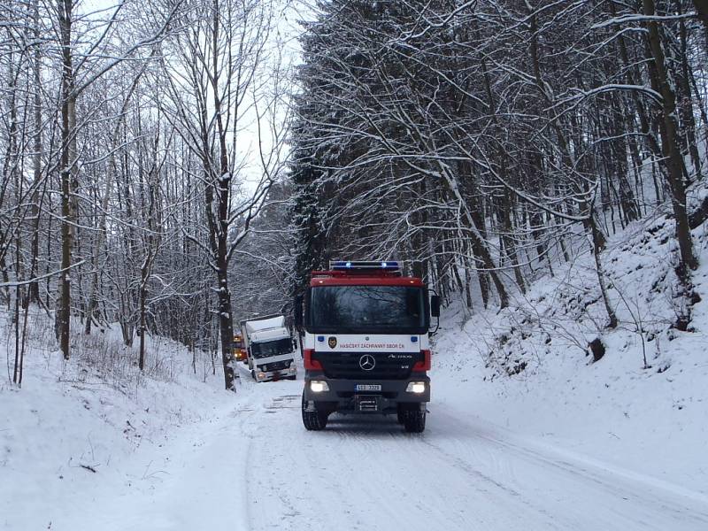 Kamion sjel ze silnice do příkopu u Vranova.