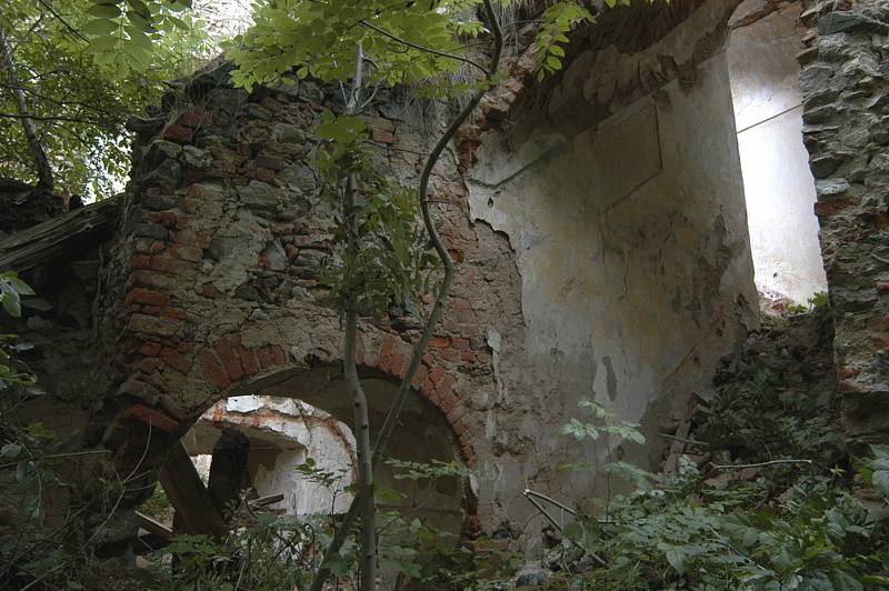 Zvěstovský zámek zachraňuje obec od roku 2018.