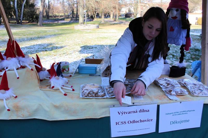 Tradiční vánoční jarmark se konal na zahradě i v interiéru Integrovaného centra sociálních služeb Odlochovice.