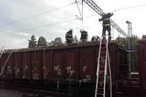 V jedoucím nákladním vlaku u Říčan hořely klády.