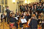Koncert tří pěveckých sborů v aule benešovského gymnázia.