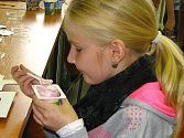 Žáci ze ZŠ Dukelská si zkoušeli plnění jogurtů ovocnými ingrediencemi i třídění obalů do správných sběrných nádob. 