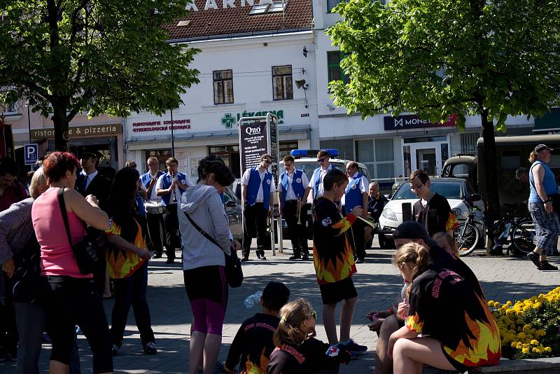 Hasičský den na Konopišti zahájili účastníci na Masarykově náměstí v Benešově.