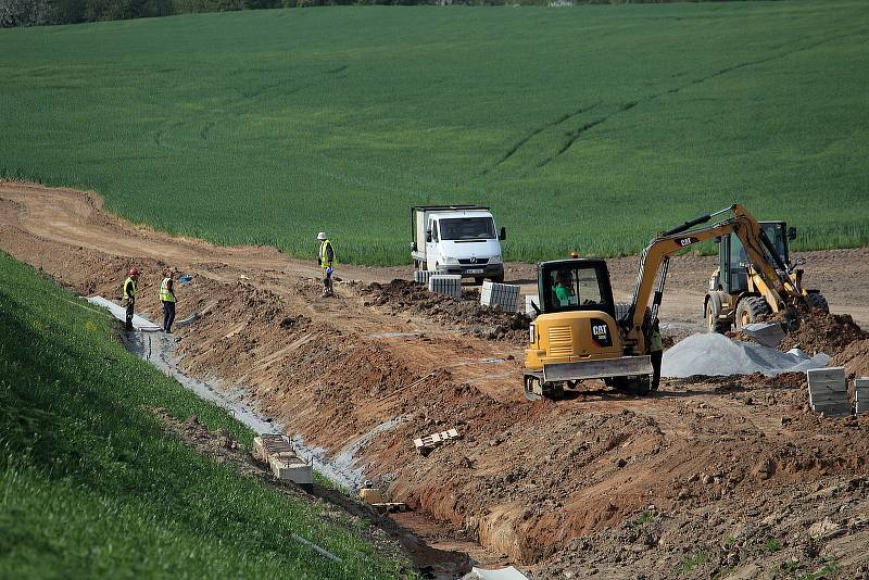 Z výstavby obchvatu Olbramovic, přeložky silnice I/3.