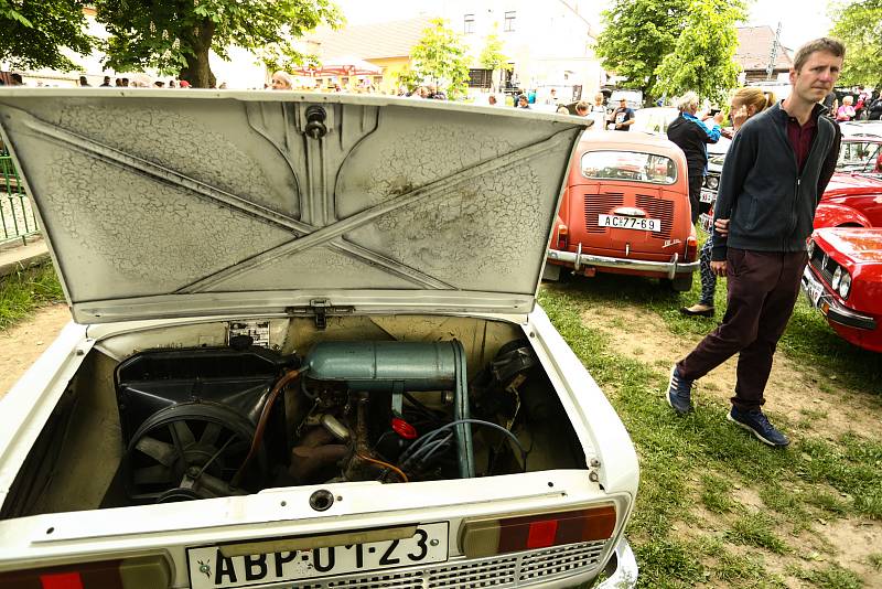 Před startem orientačního závodu veteránů Ondřejovský krpál v Ondřejově na Praze-východ.