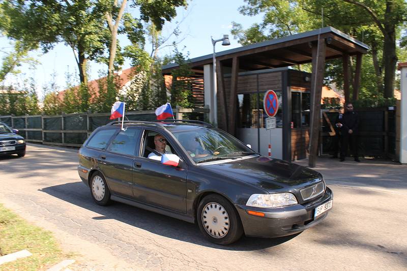 Protest proti Andreji Babišovi v době jeho svatby na Čapím hnízdě.