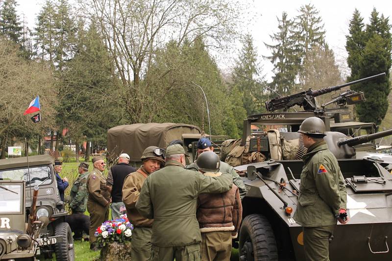 Členové českého Jeep klubu pietní akci doprovázejí již mnoho let. Především díky nim se zúčastnění mohou pokochat nepřebernými armádními vozidly, tématickými obleky či příslušenstvím, které američtí vojáci používali.
